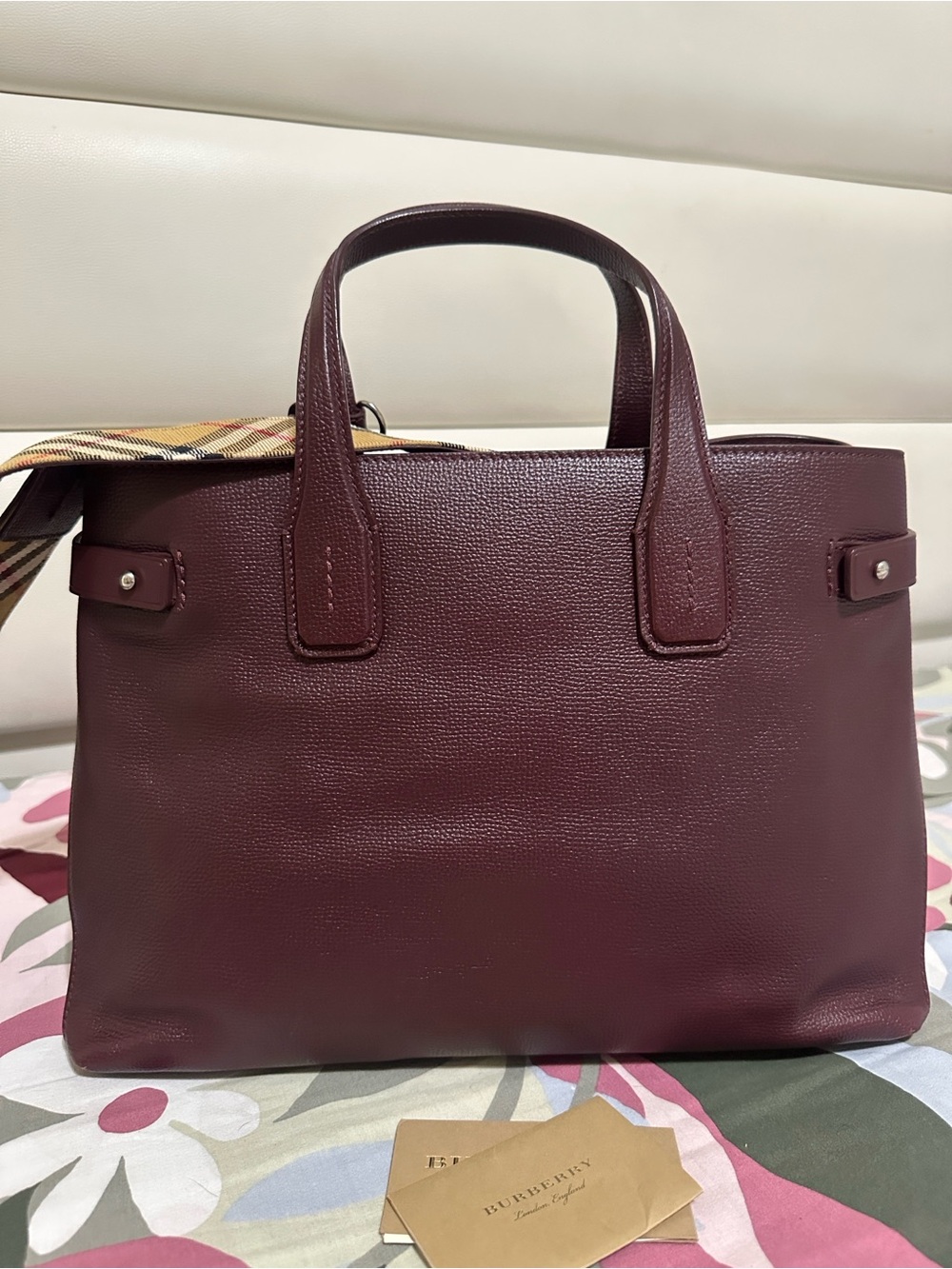 Burberry Banner Tote Bag in Burgundy Leather - Picture 2 of 15